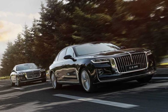 Производство автомобилей Hongqi и Avatr в России планируется начать в 2026 году Об этом стало известно на форуме автобизнеса CarXL 2025 прошедшем в Москве Генеральный директор Панавто Наталья Митяева сообщила о планах локализации марки Avatr в России в 2026 году Changan представляющий интересы бренда намерен запустить производство нескольких моделей в том числе гибридов Deepal на калининградском заводе Автотор В свою очередь глава российского подразделения Hongqi Иван Савельев объявил о планах по началу сборки автомобилей этой марки в РФ Он подчеркнул что локализация производства Hongqi приоритетная задача на 2026 год Какие именно машины будут выпускаться в России пока неизвестно Подробности в материале Российской Газеты Фото autohome com cn