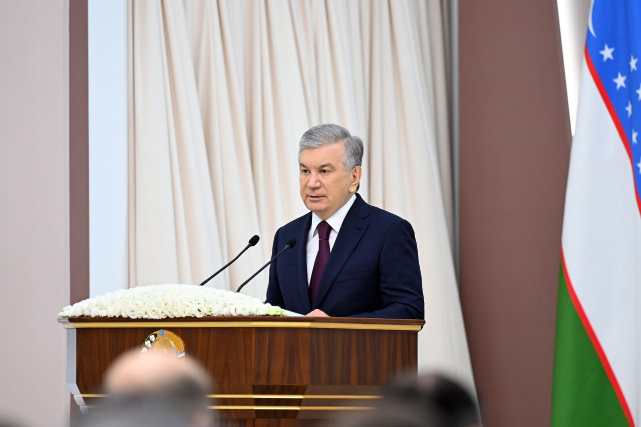 Шавкат Мирзиёев проводит совещание по определению эффективных мер по борьбе с организованной преступностью наркопреступностью киберпреступностью и теневой экономикой представляющими прямую угрозу безопасности государства и общества оно началось в критическом духе Каждая из этих проблем опасна по отдельности Но действуя вместе они создают еще более серьезную угрозу президент