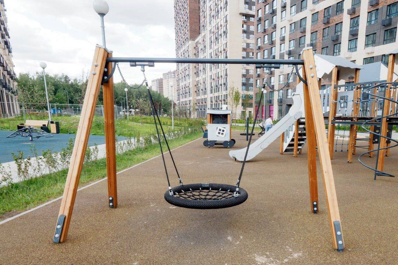 В микрорайоне Новое Павлино в Балашихе продолжается строительство четвертого детского сада Скоро он появится в ЖК «Новоград Павлино». На территории уже открыто 3 детских сада, работает школа. Параллельно завершается благоустройство: построены детские площадки и воркаут-зоны, озелененные зоны отдыха, установлено уличное освещение. На первых этажах уже работают магазины, кафе и аптеки. Планируется строительство поликлиники со станцией скорой помощи. Началось заселение последнего жилого дома. Владельцы 548 квартир скоро получат свои ключи, сообщили в Минжил Подмосковья.