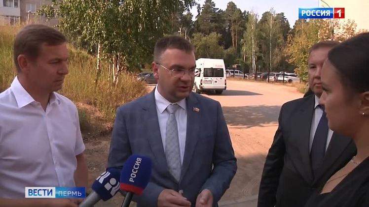 Глава Перми совершил рабочий выезд в Кировский район Школа № 1 в Кировском районе Перми, где сейчас проводится капитальный ремонт, откроет свои двери уже в этом учебном году. Глава Перми в ходе рабочей поездки посетил учебное заведение и пообщался с подрядчиком. Кроме того, мэр уделил много внимания благоустройству Закамска.