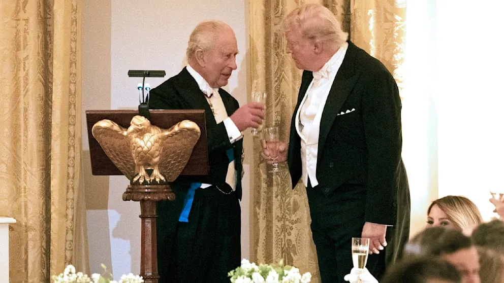 Трамп отменил пошлины на шотландский виски ради короля Карла III Встреча с монархом по видимому оказала на Дональда Трампа опьяняющее воздействие После государственного визита короля Карла III в Вашингтон президент США с воодушевлением высказался о нём и объявил об отмене пошлин на виски из Соединённого Королевства Король и королева заставили меня сделать то чего никто другой не смог добиться даже не прося меня об этом написал Трамп в Truth Social Он отменит пошлины и ограничения на виски которые обременяют торговлю между Шотландией и американским штатом Кентукки Король Карл III и его жена королева Камилла провели несколько дней в США Трамп считается поклонником британской королевской семьи и поэтому мало удивительного в том что он расхвалил монархов и решился на этот шаг в честь короля и королевы Соединённого Королевства которые только что покинули Белый дом и скоро вернутся в свою прекрасную страну Для производителей спиртных напитков обеих стран отмена пошлин может иметь положительные последствия Глава американской ассоциации производителей спиртного Крис Свонгер заявил в своём комментарии что по видимому в будущем больше не будет взиматься пошлина в размере 10 на британский виски Он выразил облегчение в связи с тем что торговля между двумя странами снова станет беспошлинной Партнёрство между Шотландией и Кентукки Между Шотландией и Кентукки существует давнее партнёрство В то время как настоящий бурбон в США должен выдерживаться исключительно в новых дубовых бочках для шотландского скотча это необязательно После производства бурбона американские производители больше не используют эти бочки а часто отправляют их в Шотландию Уже использованные бочки отдают меньше древесных ароматов и придают шотландскому виски более тонкие вкусовые оттенки Отмена пошлин на шотландский виски увеличит спрос на этот напиток в США Это в свою очередь должно привести к росту производства в Шотландии и увеличению спроса на деревянные бочки из Кентукки BILD Russian