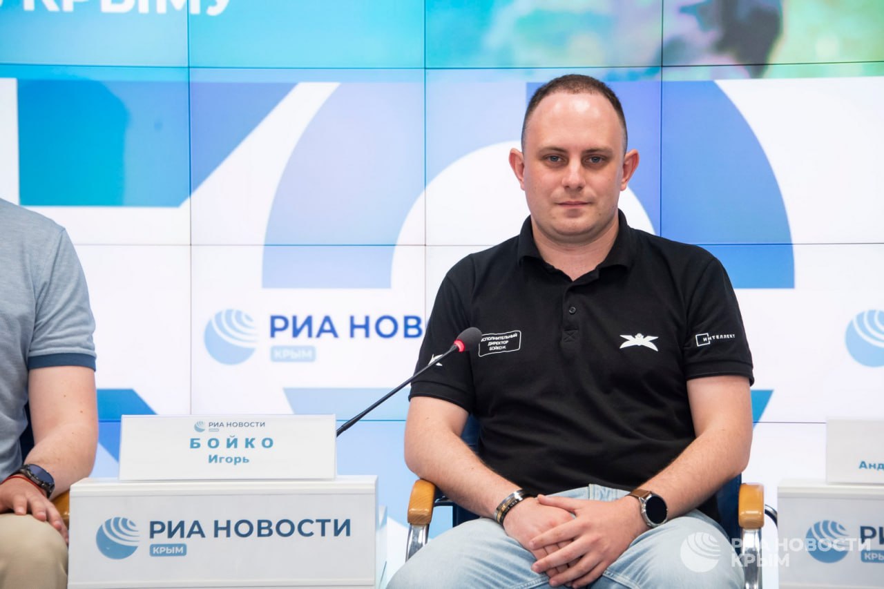 В Крыму растят пилотов будущего: дроны становятся частью образования. Об этом в пресс-центре РИА Новости Крым сообщил исполнительный директор образовательного практикума и группы компаний "Интеллект" – Кубка "Беспилотные технологии" Игорь Бойко. За четыре дня школьники без опыта становятся пилотами дронов. "Полгода назад запустили эксперимент на базе третьей школы имени Макаренко. За четыре дня ничего не умеющий, не знающий, но заинтересованный учащийся становится тем самым пилотом. Потом застраиваем спортзал, приходят болельщики и устраиваем настоящие соревнования дрон-гонщиков", – делится Бойко. За это время проект охватил 8 школ, 192 ученика с 7 по 11 классы. А уже 14 мая в Симферополе пройдет финал – Кубок "Беспилотные технологии". На стадионе соберутся 16 команд и сотни болельщиков. Юные пилоты покажут, что Крым может не просто догнать, но и перегнать мировые тренды в сфере дронов. 2 4 ⏹5 6