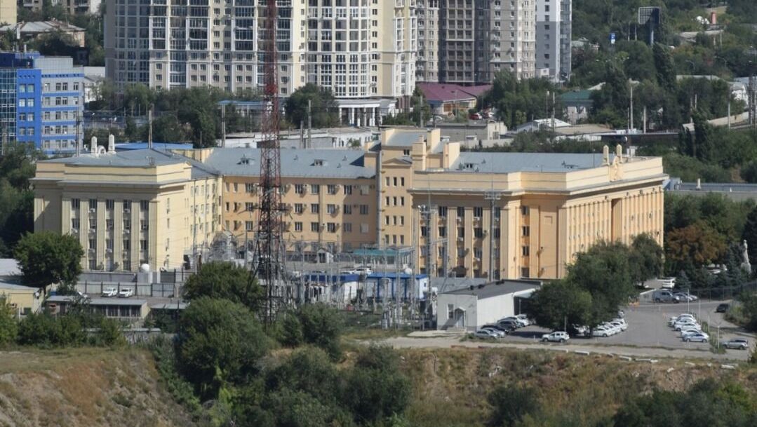 В руководстве главка МВД по Волгоградской области могут произойти масштабные перестановки По информации источников, в отставку готовится подать начальник ГУ МВД генерал-лейтенант Дмитрий Вельможко, а также ряд его заместителей, включая генералов Павла Михайлова, Владислава Струкова. При этом на официальном уровне подчеркивается, что начальник главка находится на рабочем месте и исполняет свои обязанности. На фоне этих данных обсуждается возможное назначение нового главы регионального главка — им может стать Дмитрий Свинов, ранее возглавлявший УМВД по Курганской области. Информация о его переводе уже появилась в ряде уральских изданий. Указ о назначении, по имеющимся данным, ожидается в ближайшее время. Косвенным подтверждением грядущих изменений эксперты называют отсутствие действующего руководства на ряде публичных мероприятий, приуроченных ко Дню Победы. Официальных комментариев о кадровых перестановках пока не поступало. Подписаться
