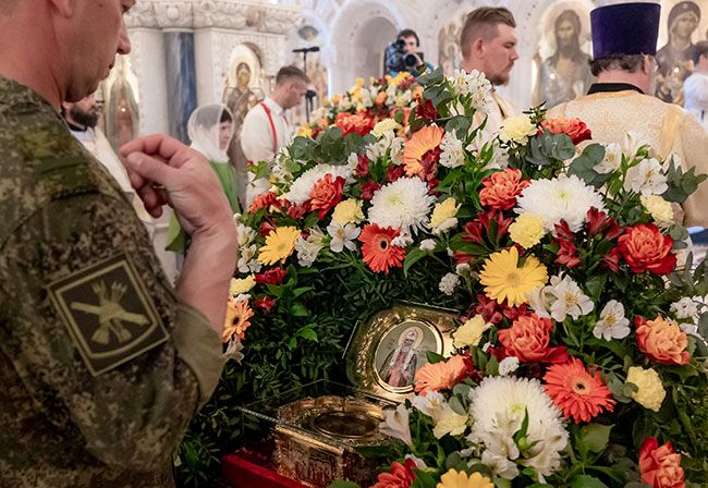 Челябинцы поклонились мощам патриарха Московского и всея Руси Тихона В течение нескольких дней мощи святителя Тихона находились в нижнем храме собора Рождества Христова на северо-западе города.