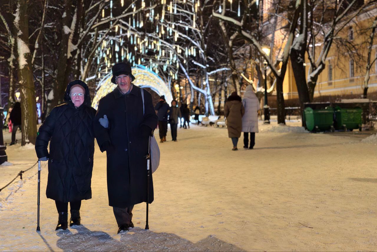 Петербург оказался среди регионов лидеров России по количеству пенсионеров В городе живет 1 44 миллиона человек пенсионного возраста Об этом пишут РИА Новости Однако больше всего получателей пенсии зарегистрировали в Московском регионе и Краснодарском крае на их долю пришлось 16 процентов всего старшего поколения При этом в стране есть только два региона где проживает менее 15 тысяч пенсионеров Речь идет о Чукотке и Ненецком автономном округе добавило агентство Алексей Булатов Читай нас в MAX Читай нас в Telegram