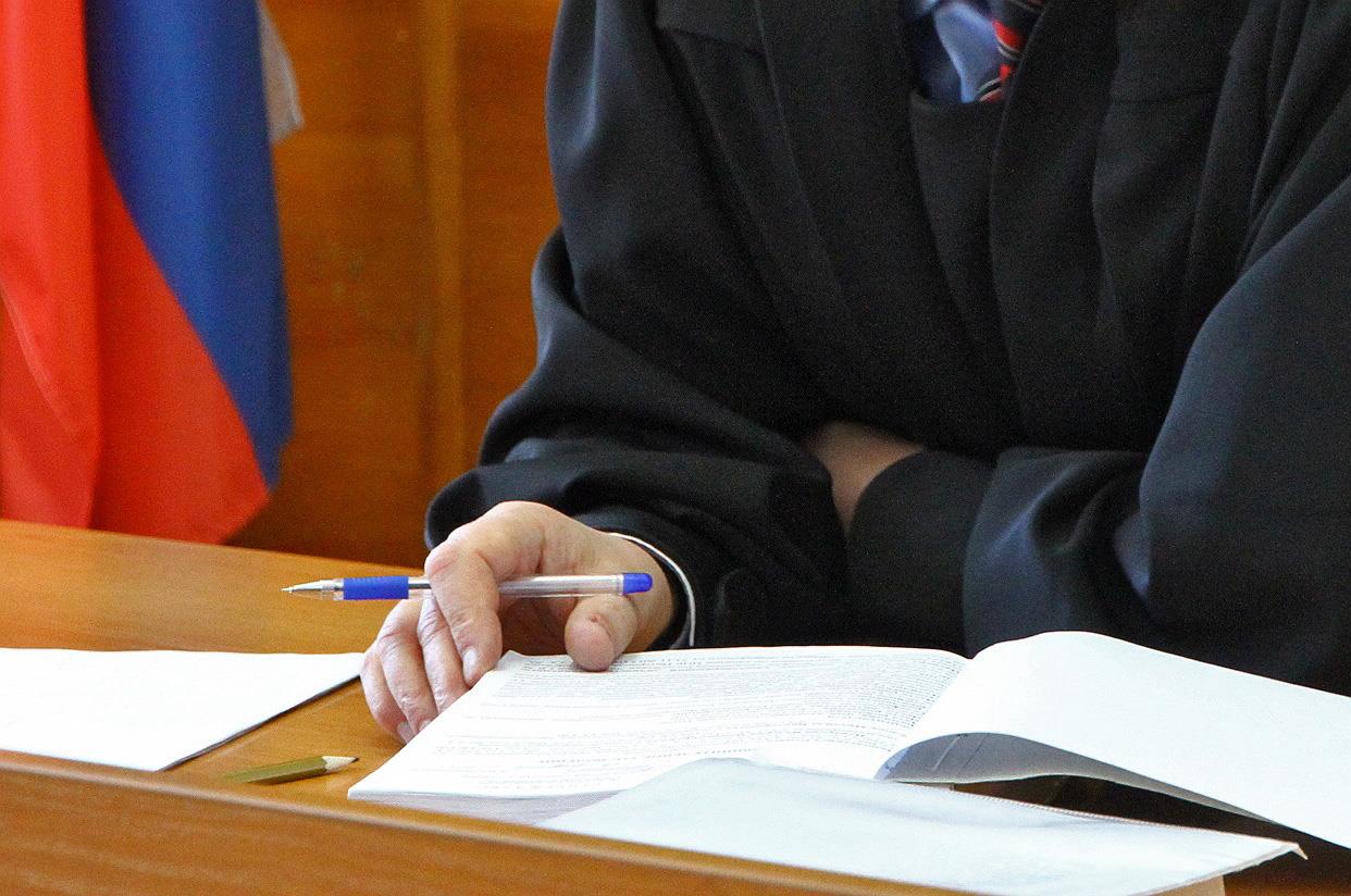 В 2024 году в России наблюдается дефицит более 4,8 тысячи судей, как сообщил Андрей Лавренко из Управления президента.   Большая часть открытых вакансий  3357  приходится на районные суды, 888 — на областные, и 610 — на арбитражные. Поданные заявления не покрывают и половины существующей потребности.   Лавренко призвал региональные коллегии сделать решение этой проблемы приоритетным и выявить причины недостатка кадров, включая нехватку информации о вакансиях и недостаточное число квалифицированных кандидатов.