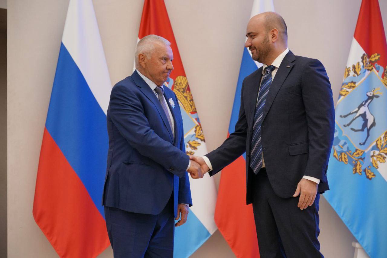 Губернатор Вячеслав Федорищев вручил почетные награды жителям Самарской области   Сегодня, 12 августа, губернатор Самарской области Вячеслав Федорищев вручил государственные награды Российской Федерации и государственные награды Самарской области жителям, внесшим большой вклад в развитие региона, достигшим больших успехов в профессиональной и общественной деятельности.  #Общество
