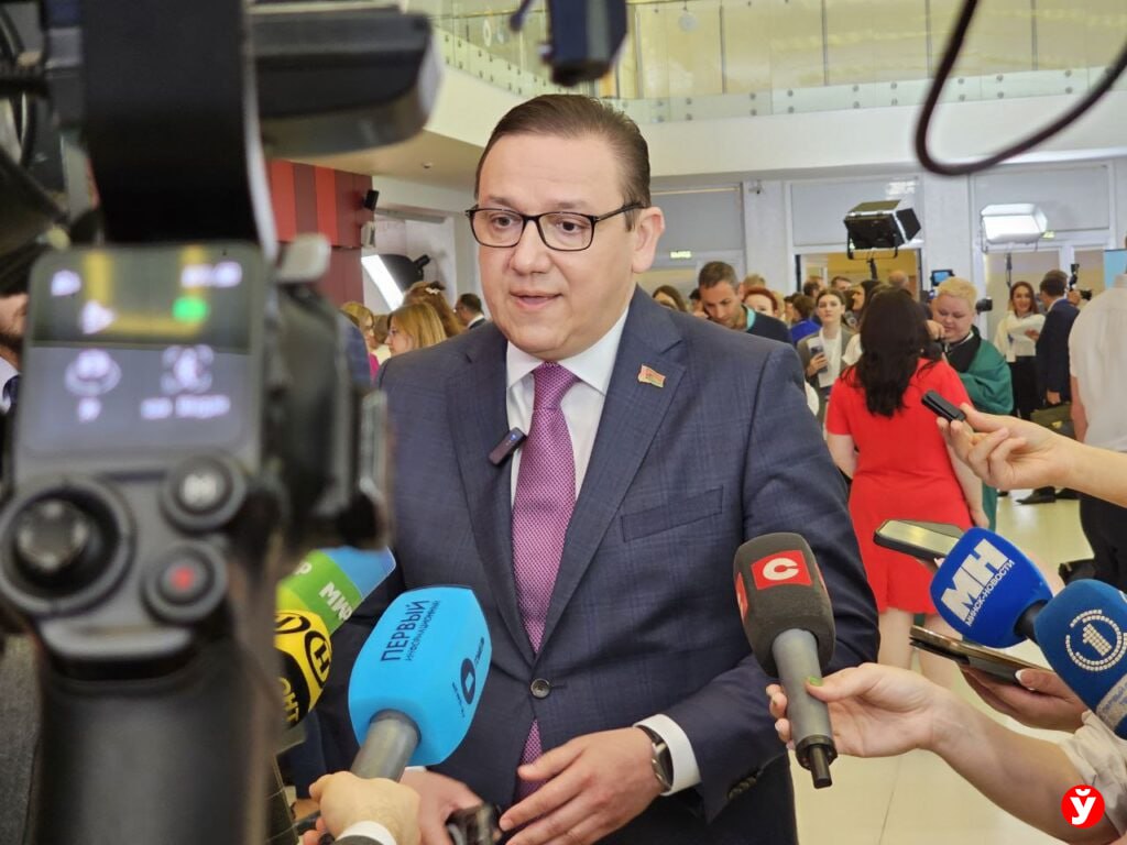 Владимир Перцов о главной силе медиа — правде! Перед стартом V Форума медийного сообщества Беларуси в Гомеле первый заместитель главы Администрации Президента Владимир Перцов сделал важное заявление: «Современные СМИ должны и будут говорить только правду!» Перцов подчеркнул: в эпоху дипфейков и пост-правды, когда в сети распространяются фейки, направленные на разжигание ненависти и раскол общества, настоящая журналистика — это крепкий щит страны. «Мы уже зубастые: оперативные, высокотехнологичные и честные. Правда — это сила, с которой сложно спорить!» Он напомнил, что фейки, какими бы они ни были навязчивыми, быстро теряют влияние, потому что разум и факты всегда берут верх. Вывод простой: там, где есть правда — там наша сила, там — будущее! Читать материал на сайте МП. #МедиаФорум #МинИнформ #ФокусНаПравду Подпишись — Минская правда MLYN.by