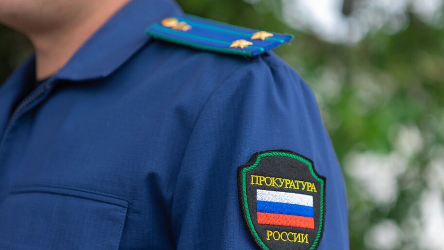 В Каланчаке работодателя оштрафовали за нарушение при трудоустройстве экс-госслужащего Суд привлек директора коммерческой организации к административной ответственности при трудоустройстве бывшего госслужащего и назначил штраф. Об этом сообщили в пресс-службе Прокуратуры по Херсонской области. По итогам проверки Прокуратуры Каланчакского района Херсонской области исполнения антикоррупционного законодательства суд оштрафовал директора коммерческой организации на 20 тысяч рублей, рассказали в пресс-службе. В коммерческую организацию устроился сотрудник, который ранее работал в правоохранительных органах. Нарушение заключалось в том, что работодатель не уведомил об этом его прежнее место работы в установленный законом срок, как того требует антикоррупционное законодательство. Фото: Прокуратура Херсонской области Читать полностью , VK и ОК и читайте новости на нашем сайте