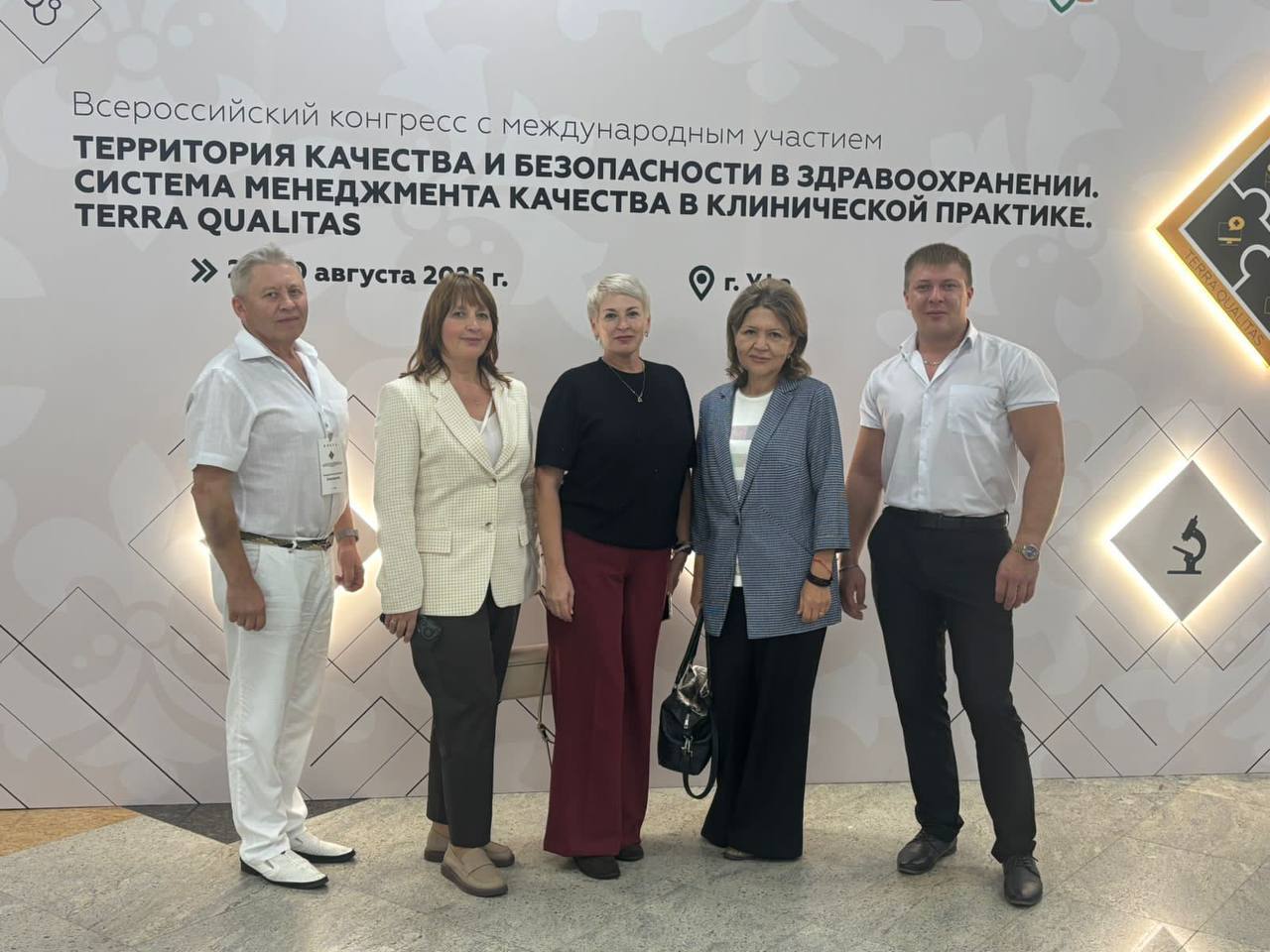 Забайкальские медики спасли девушку в аэропорту Уфы Главные врачи Читинской ЦРБ Геннадий Емельянов и Карымской ЦРБ Сергей Варванский спасли девушку в аэропорту Уфы Она там работала в одном из кафе Коллеги оперативно среагировали на просьбу о помощи на месте обнаружили девушку без сознания и признаков дыхания Геннадий и Сергей оказали всю необходимую медпомощь и привели в сознание пострадавшую написала Оксана Немакина Она отметила что после оказания помощи девушку передали прибывшим врачам скорой помощи Фото тг канал 18 Оксаны Немакиной ChitaMedia Забайкальский край