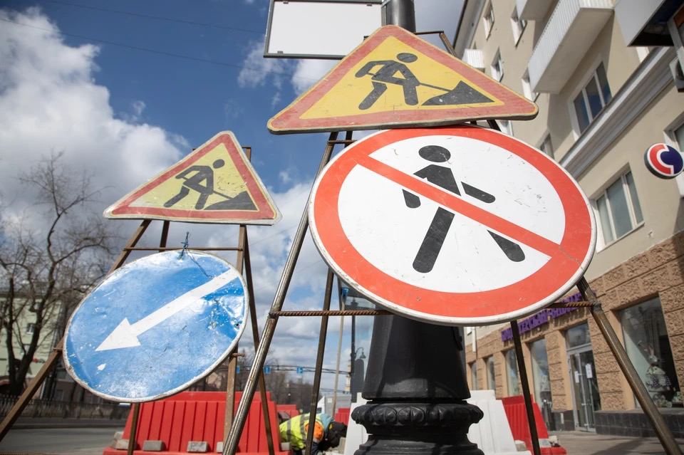 На Московской в Краснодаре перекроют движение с 21 июня: как объехать и что с транспортом С 21 июня по 5 июля в Краснодаре перекроют участок улицы Московской — от Зиповской до Солнечной. Там будут реконструировать коллектор. Объезд: рекомендуют ехать по улицам Российской, Котлярова, Байбакова и Ростовскому шоссе. Со стороны Солнечной проезд разрешён только до дома №65А. Трамваи: • №5 — до «ул. Декабристов» • №8 — до «ул. 40-летия Победы» • №21 и №22 — от «ул. Садовой» до «ул. Декабристов» • №15 — отменён Автобусы №0, 21, 42, 62, 78, 93 — поедут в объезд через Байбакова. Запустят временный автобус №0: от Островского до Петра Метальникова. Интервал — 10–15 минут, в день на линии 6 автобусов. Информацию об изменениях разместят в транспорте.
