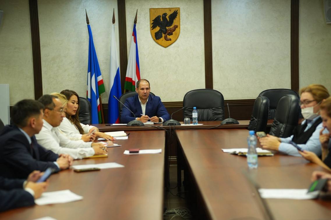 Фестиваль Зима начинается с Якутии стартует в конце ноября Ежегодный фестиваль Зима начинается с Якутии начнется в Якутске 24 ноября Подготовка уже стартовала вчера состоялось заседание оргкомитета под руководством первого заместителя главы города Владимира Дорожкина Подробнее читайте по ссылке Фото пресс служба мэрии Якутска yk24 ru в MAX Telegram ВК VK Видео