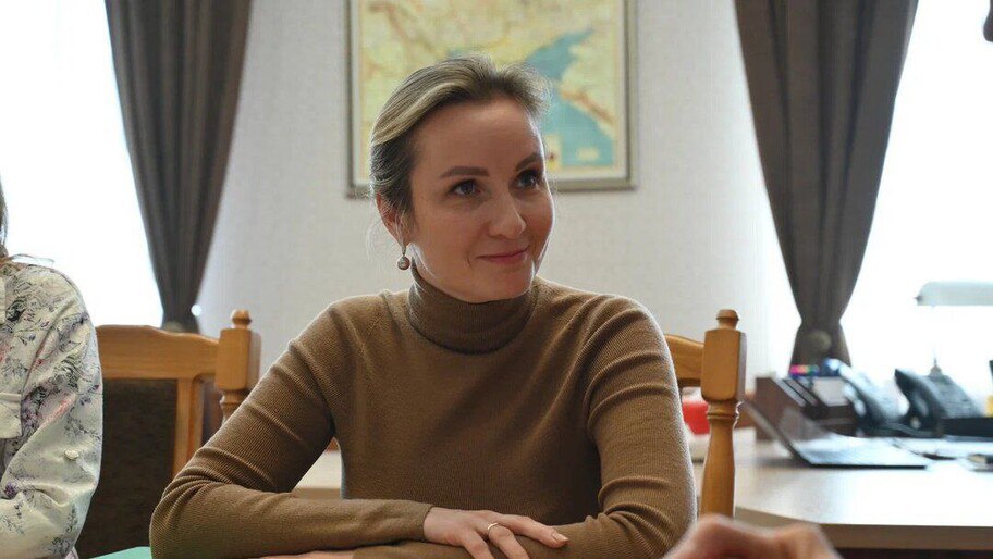 Львова-Белова помогла девочке вернуться с Украины в Россию к маме    Девочка смогла вернуться в Россию при посредничестве Катара.  «Анастасия проживала с мамой на территории ДНР. В 2022 году выехала на Украину к родственникам. Вернуться обратно в Россию к маме не смогла из-за трудностей, связанных с оформлением документов», — отметила уполномоченный по правам ребенка в РФ Мария Львова-Белова.  Фото: Официальный Телеграм-канал губернатора Херсонской области Владимира Сальдо    Подписаться   читать на сайте, в ВК или ОК