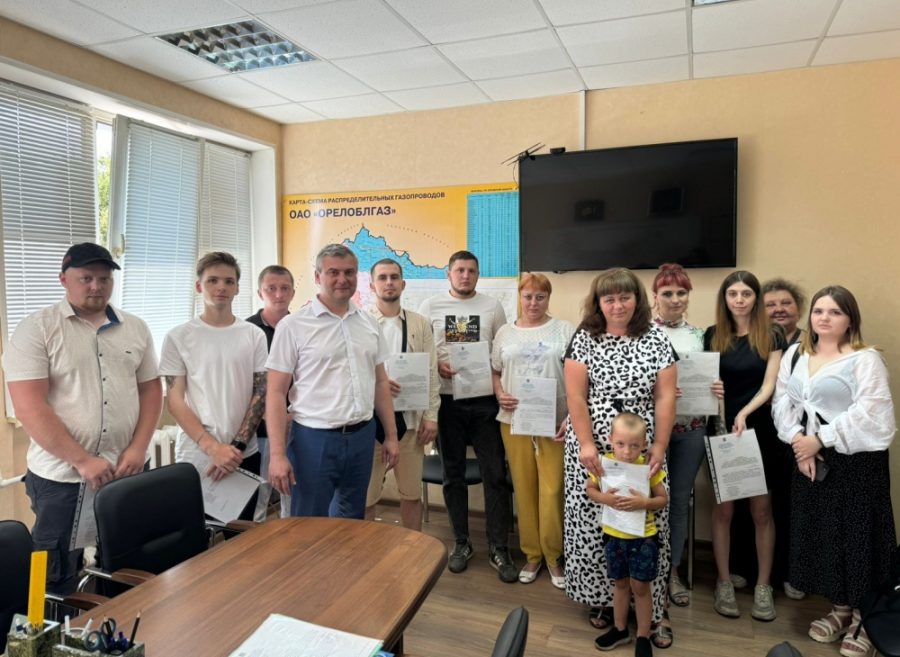 Жилищные сертификаты получили еще 12 орловских детей-сирот  Жилищные сертификаты детям-сиротам вручил руководитель департамента ЖКХ, ТЭК и энергосбережения Орловской области Сергей Латынин.
