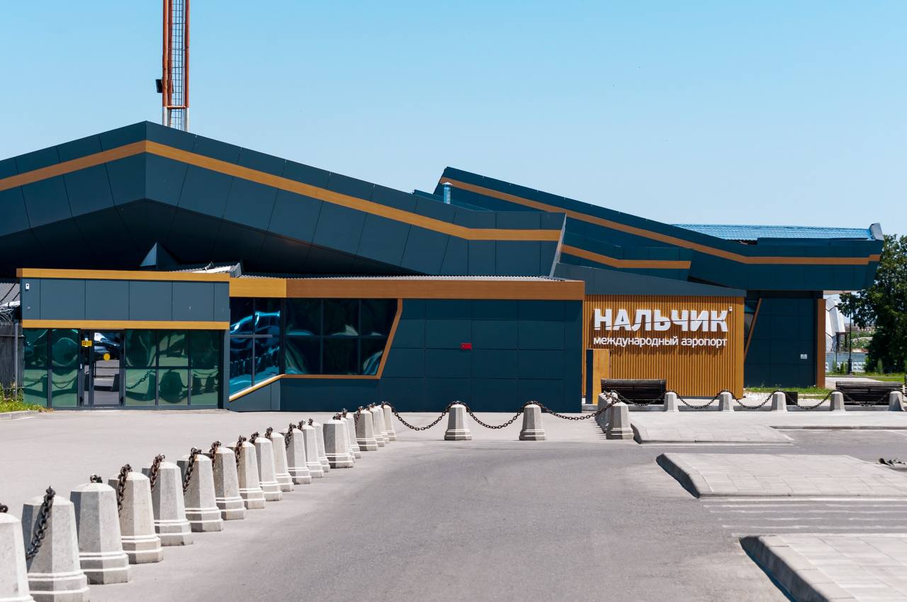 Аэропорт Нальчик продолжает развиваться   За 7 месяцев 2025 года поток пассажиров аэропорта составил 102 031 человек - это на 10% больше, чем за тот же период прошлого года. Принято и отправлено 634 рейса, что говорит о росте на 16%. Это стало возможным благодаря модернизации пассажирского терминала, где увеличены залы ожидания, улучшены навигация, досмотр, сервисы для маломобильных граждан.   Подробнее здесь