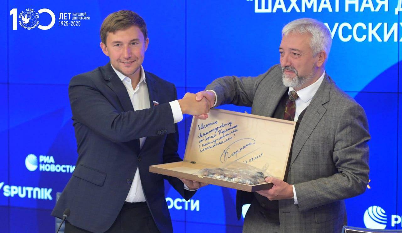 Ход конём российская шахматная дипломатия в Африке   Член Комитета Совета Федерации по социальной политике и по совместительству гроссмейстер и чемпион мира по блицу и рапиду Сергей Карякин объявил о старте проекта Шахматная дипломатия в Русских домах   Инициатива реализуется Россотрудничеством и шахматными клубами Сергея Карякина при поддержке Федерации шахмат Московской области   Планируется открыть более 80 шахматных клубов при Русских домах в странах Азии Африки и Латинской Америки   Среди них Египет Танзания Замбия Маврикий Казахстан Таджикистан Венгрия Индия Иордания и Чили   По словам Карякина он также планирует участвовать в подобных матчах очно или в дистанционном формате Напомним что на Маврикии в конце прошлого года состоялся шахматный поединок между Карякиным и 16 юными маврикийскими шахматистами   Узнавай об Африке больше и подписывайся на Пушкина