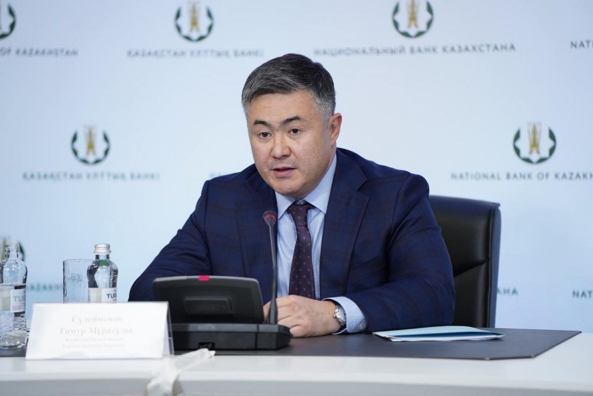 Слишком много денег в экономике глава Нацбанка Казахстана высказался о причинах роста инфляции Председатель Национального банка Тимур Сулейменов заявил что избыток денег в экономике стал одной из главных причин инфляции Об этом он сообщил в кулуарах Мажилиса Инфляция во многом у нас складывается из за того что у нас много чересчур денег у нас монетарные агрегаты растут Монетарные агрегаты у нас выросли примерно на 18 они показывали некоторое снижение сейчас опять показывают повышение то есть денег в экономику вливается много отметил Сулейменов Глава Нацбанка назвал два источника притока денег в экономику крупные бюджетные расходы и рост потребительского кредитования По его словам производство товаров и услуг не успевает за спросом из за чего экономика перегревается