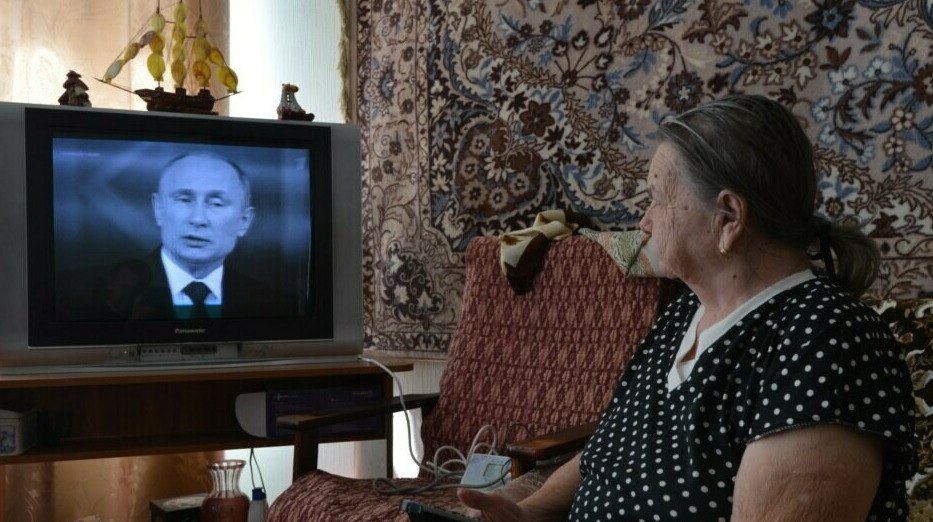 Инфляция стала проблемой номер один для россиян опрос Левада центра Для россиян рост цен и налогов оказался важнее политических событий показал предновогодний опрос Левада центра передает ArbatMedia Среди всех событий произошедших в 2025 году большинство опрошенных назвали наиболее значимым именно повышение стоимости жизни Так 34 участников опроса указали что главным событием года для них стал рост цен увеличение тарифов на коммунальные услуги повышение НДС и утильсбора Менее важными россияне сочли международные и политические события Встреча Владимира Путина с Дональдом Трампом на Аляске набрала 29 голосов Еще 28 отметили атаки беспилотников на города и промышленные объекты а 25 перебои с мобильным интернетом и блокировку популярных мессенджеров Исследование проводилось в рамках ежегодного опроса в котором россиян просят оценить события уходящего года и определить какие из них оказали наибольшее влияние на их жизнь Прислать новость