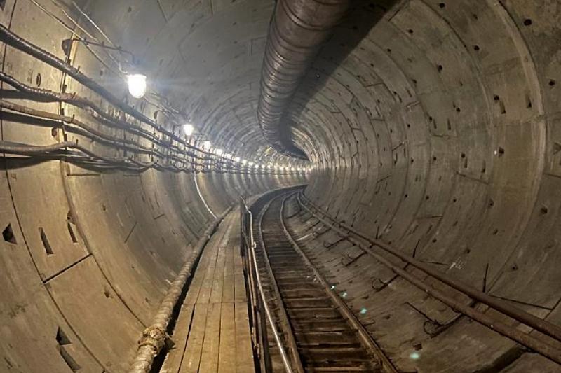 В Красноярске объявили в розыск Дмитрия Титова который раньше руководил консалтинговым центром Бизнес информ анализ Он проходит по делу о краже почти миллиарда рублей при проектировании метро После того как прокурор закончил выступать в прениях Титов дважды проигнорировал заседания суда без всяких уважительных причин В итоге ему изменили меру пресечения теперь вместо подписки о невыезде фигуранта ждет заключение под стражу Подробнее на Бабре красноярск kras 24