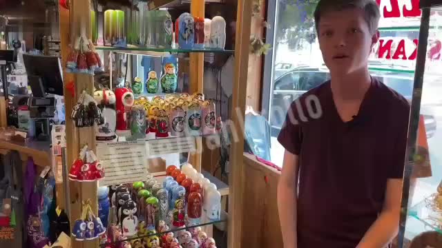 Гости Аляски активно покупают матрёшки перед встречей Путина и Трампа