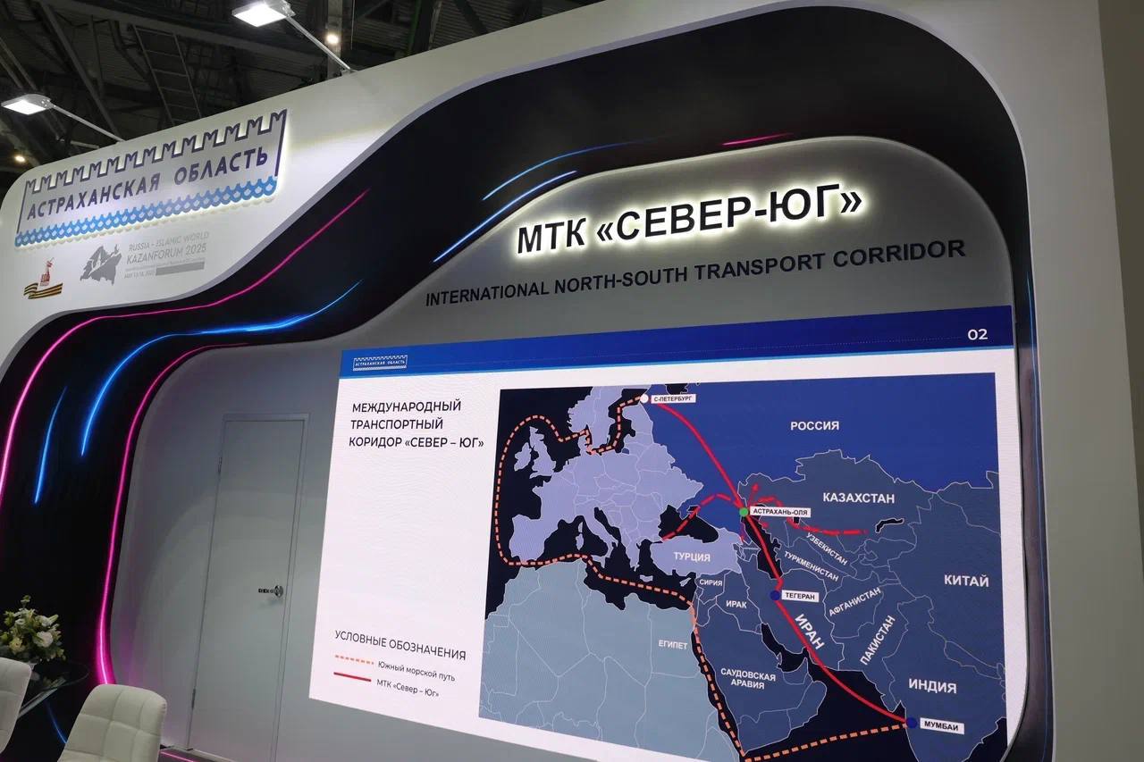 На полях XVI Международного экономического форума «Россия – Исламский мир: KazanForum» встретился с Заместителем Председателя Правительства России Маратом Шакирзяновичем Хуснуллиным. Вместе официально открыли астраханский стенд. Доложил о развитии МТК «Север-Юг». Вопрос на контроле у нашего Президента Владимира Владимировича Путина. По его поручению мы провели масштабные работы по дноуглублению Волго-Каспийского морского судоходного канала до необходимых 4,5 метров. Это в кратчайшие сроки сказалось на объеме грузооборота по транскаспийскому маршруту коридора «Север – Юг». В 2024 году он стал рекордным – более 6 млн тонн, рост на 37%. Экспорт увеличился на 29% и составил 4,5 млн тонн, импорт – на 51%. При этом производственные мощности нашего портового комплекса на сегодняшний день превышают 16 млн тонн. Наш регион уже сегодня обладает всеми необходимыми возможностями для перевалки грузов по данному маршруту и готов принять дополнительные объемы с разных направлений и обеспечить их транспортировку по МТК. Потенциал сотрудничества с нашими зарубежными партнёрами далеко не исчерпан. Благодарю Марата Шакирзяновича за внимание к Астраханской области и активную поддержку развития МТК. Нашему региону этот проект даст новые рабочие места и налоги.