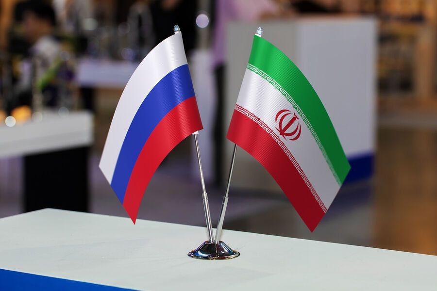 Иран и Россия нацелены увеличить объем торговли до $10 млрд 21 мая 2025 года глава Торгово-промышленной палаты Ирана Самад Хассанзаде посетил Москву и встретился с Сергеем Катыриным, главой Торгово-промышленной палаты России, для обсуждения путей расширения двусторонней торговли. Стороны выразили стремление увеличить объем торговли до $10 млрд, подчеркнув необходимость проведения финансовых и нормативных реформ. Хассанзаде отметил важность создания стабильных финансовых каналов, использования национальных валют в расчетах и гармонизации таможенных процедур в рамках Евразийского соглашения о свободной торговле. Он также подчеркнул необходимость модернизации транспортных систем, развития железнодорожного и морского флота, а также упрощения визовых процедур для бизнесменов. Посол Ирана в России Казем Джалали отметил благоприятные политические условия для расширения торговли и подчеркнул важность повышения осведомленности частного сектора. Сергей Катырин сообщил о росте товарооборота между Ираном и Россией на 16% в прошлом году, связав это с усилением сотрудничества предпринимателей и увеличением числа деловых делегаций.