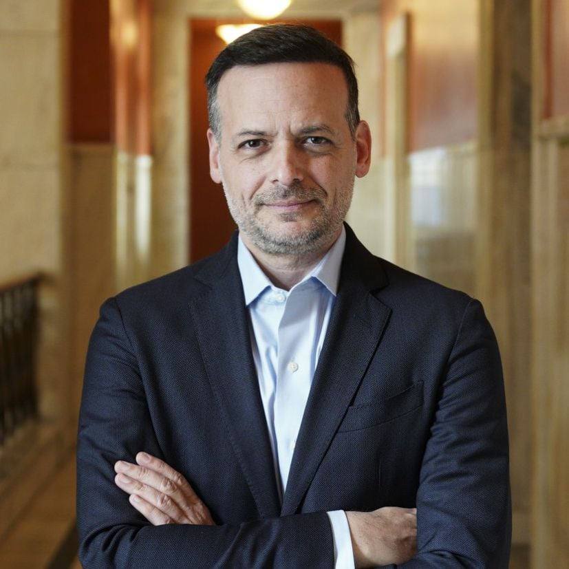 Мэр греческих Афин Харис Дукас наехал на израильского посла Ноама Каца, который устроил истерику из-за больших пропалестинских демонстраций в Греции:   Не читайте нам лекции о демократии, убивая мирных жителей.  Отвратительно, что посол сосредотачивается на граффити, в то время как в Газе происходит беспрецедентный геноцид.   В ответ израильские СМИ в традиционной для себя манере обвинили Дукаса в распространении антисемитизма и поддержке ХАМАС.  Поддержать Туранский экспресс