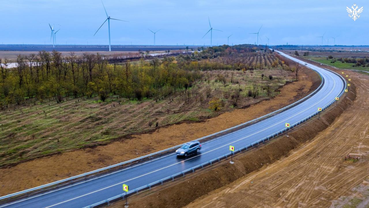 В Херсонской области завершён капитальный ремонт 20 километрового участка трассы в направлении Крыма Завершены работы по капитальному ремонту 20 километрового участка автомобильной дороги соединяющей Херсонскую область с Республикой Крым Об этом сообщил заместитель Председателя Правительства России Марат Хуснуллин Он подчеркнул что дороги остаются одним из ключевых инструментов пространственного развития страны Транспортная инфраструктура обеспечивает связь между населёнными пунктами экономическими центрами и социально значимыми объектами формируя основу устойчивого развития территорий Качественная дорожная сеть Донбасса и Новороссии определяет мобильность населения и ускоряет процесс их пространственного и экономического развития обеспечивает связанность регионов южного направления В число значимых объектов входит трасса Херсон Джанкой Феодосия Керчь соединяющая Херсонскую область с Республикой Крым рассказал Марат Хуснуллин Работы проводились силами государственной компании Автодор Специалисты полностью заменили дорожное покрытие применив технологию повторного использования старого асфальта для приготовления органоминеральных смесей Были установлены барьерные ограждения протяжённостью более двух километров смонтированы дорожные знаки нанесена разметка и обустроены тротуары на отдельных участках Для удобства жителей на трассе оборудованы шесть остановочных павильонов Как отметил председатель правления Автодора Вячеслав Петушенко это уже четвёртый подъездной путь к Крымскому полуострову восстановленный специалистами компании с применением современных технологий дорожного строительства Сайт ВК ОК MAX Администрация Херсонская область VGA Kherson SALDO VGA