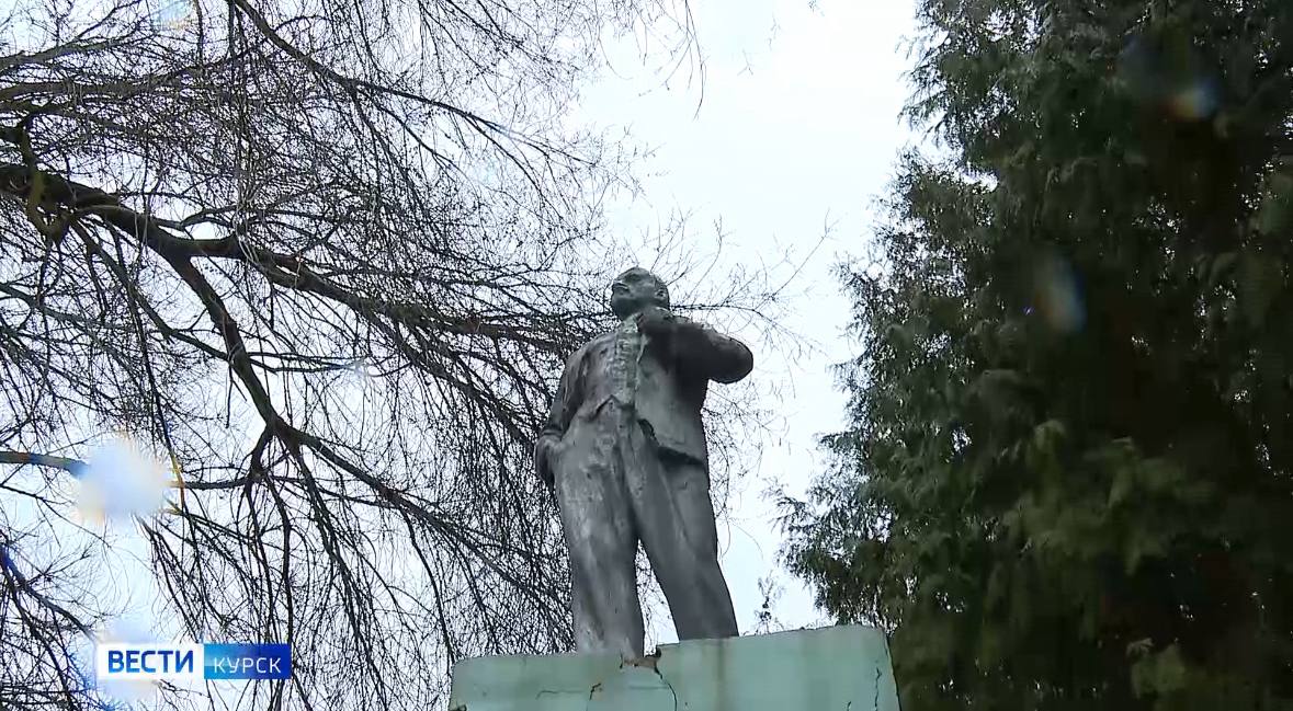 3 памятника Ленину отремонтируют в Курской области Выделены средства, которые позволят за счет дополнительных внебюджетных источников отремонтировать объекты культурного наследия, отметил врио губернатора. Памятники находятся в Обояни, Щиграх и поселке Ленина Советского района. На прошлой неделе их обследовали специалисты. К работам приступят в ближайшее время. — Это наша история, какая бы она ни была, черная или белая, она цветная, но объекты культурного наследия мы должны содержать в достойном виде, — подытожил Александр Хинштейн. Напомним, ранее говорилось о ремонте 21 памятника вождю пролетариата. Вести-Курск. Только проверенная информация Прислать новость