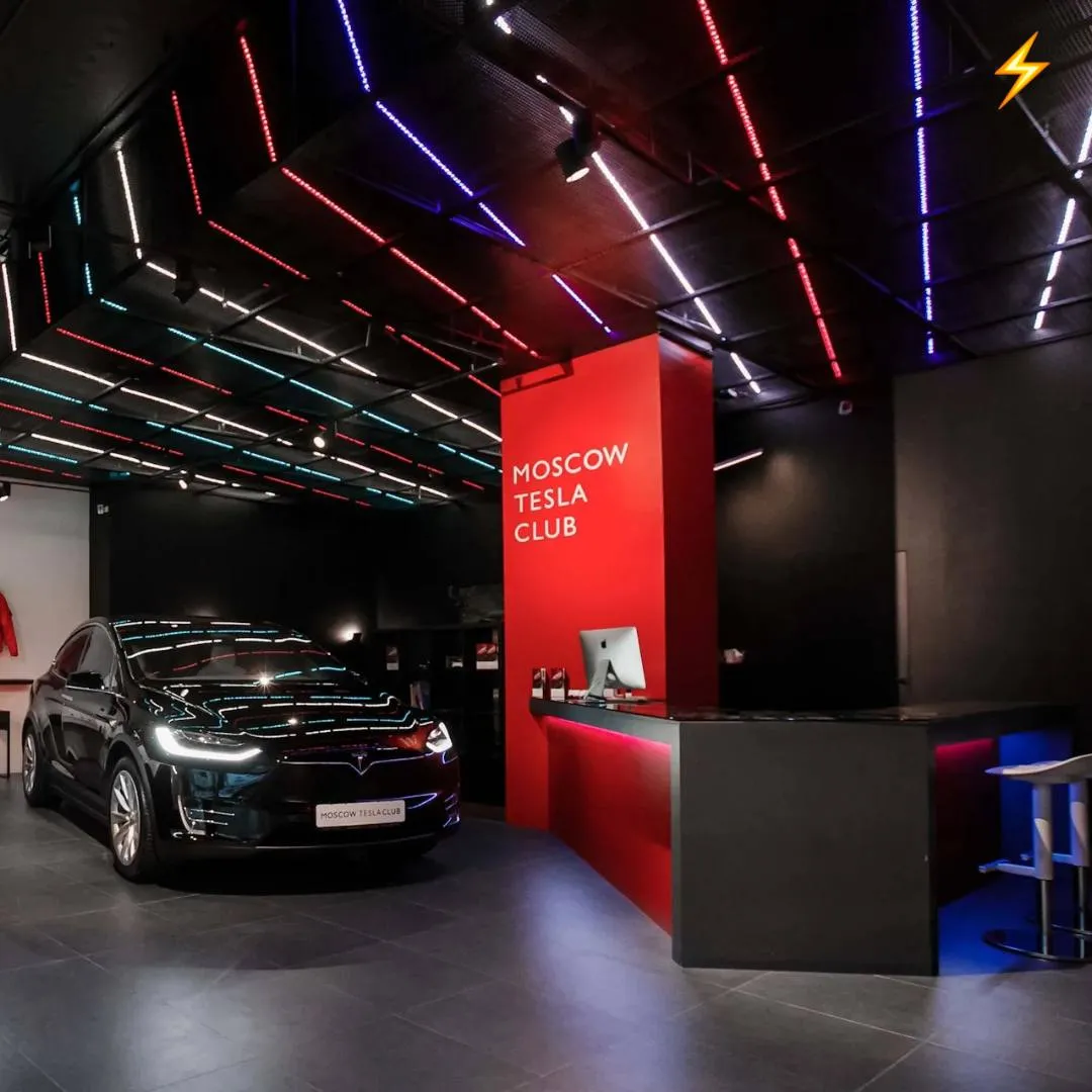 Крупнейший российский поставщик электрокаров Moscow Tesla Club оказался в центре скандала покупатели заявляют что компания не поставила оплаченные автомобили на сотни миллионов рублей а её офис закрыт По словам клиентов некоторые заказали Cybertruck за 34 млн но машины так и не получили при этом с начала апреля компания перестала выходить на связь На фоне санкций и падения продаж фирма переживает кризис а сейчас участвует в двух судебных процессах на сумму около 15 млн Shot Russia Tesla auto