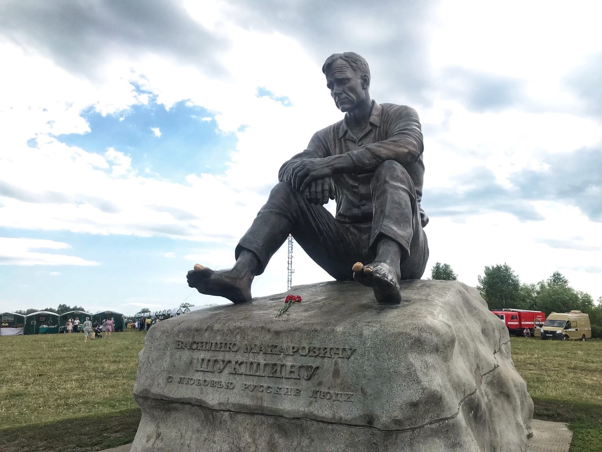 Юбилей Шукшина станет всероссийским и международным событием Губернатор Алтайского края Виктор Томенко рассказал о подготовке к 100 летию Василия Шукшина которое будет отмечаться в 2029 году Сформирован единый федеральный план мероприятий которые будут проводиться в период с 2026 по 2029 годы Не только в Алтайском крае но и Москве Санкт Петербурге Самаре Волгограде в станицах Вешенской и Клетской всего запланировано около 70 мероприятий в том числе за рубежом сообщил губернатор В рамках празднования запланированы выставки в федеральных музеях гастроли оркестра Алтайской филармонии всероссийский театральный фестиваль в Барнауле и научные форумы На родине писателя в Сростках появится музейный объект Усадьба крестьянского быта начала XX века и памятник его матери Юбилей Шукшина станет общенациональным и международным событием позволит нам рассказать далеко за пределами Алтайского края о наследии нашего великого земляка подчеркнул Виктор Томенко