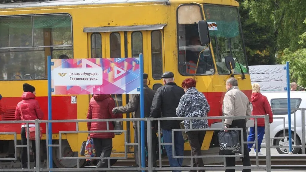 С 15 апреля в Барнауле Бийске и Рубцовске льготники смогут пополнять транспортные карты в филиалах МФЦ В Барнауле такую услугу будут оказывать 16 окон во всех филиалах МФЦ в Бийске 7 в двух в Рубцовске 5 в одном С 1 мая стоимость приобретения проездного билета для льготников составит 450 рублей при этом количество поездок останется неограниченным напомнили в Минсоцзащиты Алтайского края Приобретать льготные проездные билеты и пополнять транспортные карты начнут с 15 Льготный проезд действует в 22 муниципальных образованиях края Право на него имеют федеральные льготники инвалиды и участники Великой Отечественной войны ветераны боевых действий чернобыльцы семипалатинцы краевые льготники ветераны труда ветераны труда Алтайского края труженики тыла жертвы политических репрессий