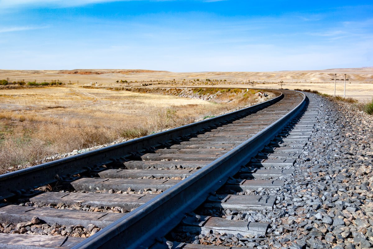 В Каракалпакстане женщина попала под пассажирский поезд когда пыталась пересечь железнодорожные пути в неположенном месте ответственные службы проводят проверку обстоятельств происшествия