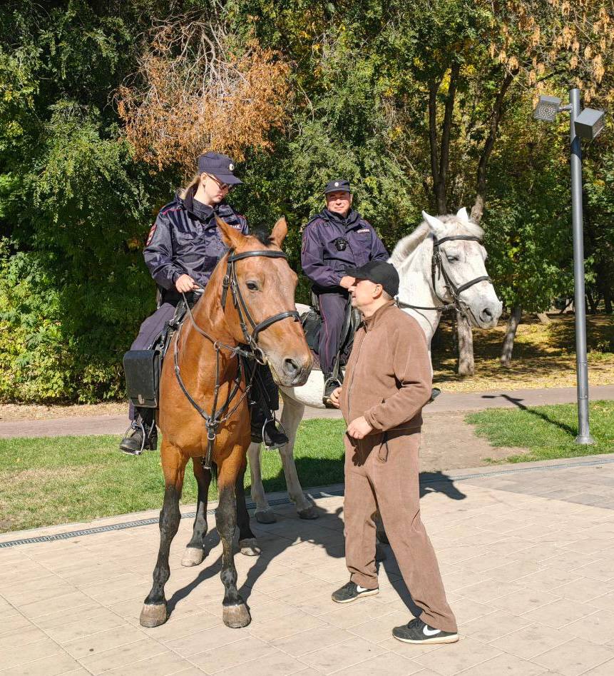 ‍  Прямо сейчас в рамках ОПМ «Профилактика» сотрудники патрульно-постовой службы полиции У МВД России по городу Самаре напоминают жителям и гостям областной столицы, как обезопасить себя от действий злоумышленников. Сотрудники полиции в ходе комплексного оперативно-профилактического мероприятия проводят с населением беседы направленные на профилактику мошенничества и повышение правовой грамотности. Особое внимание уделяется гражданам пенсионного возраста. Полицейские на конкретных примерах рассказывают о том, какие схемы используют мошенники, и о том, как не попасться на их уловки и раздают специальные памятки по противодействию злоумышленникам разработанные Банком России.