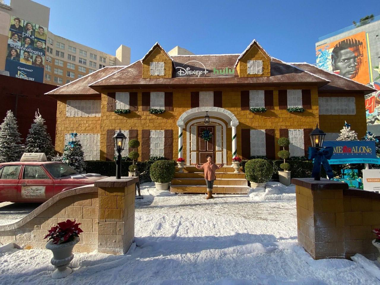 Самый большой пряничный домик повторяющий дом из фильма Один дома внесли в Книгу рекордов Гиннесса Проект подготовили Disney и Hulu к 35 летию картины Высота конструкции около 8 метров длина примерно 20 метров На сборку ушло восемь дней использовали более 4 тысяч пряничных блоков и 20 галлонов съедобного клея Для деталей понадобилось свыше трёх тонн муки и около 6 5 тысячи яиц