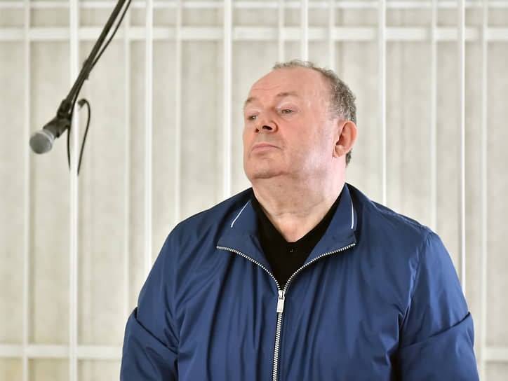Осуждённый экс-депутат Лаптев заключил контракт на СВО   Бывший сенатор и депутат из Новосибирска Владимир Лаптев, который был осуждён за взятки и мошенничество, собирается на фронт.  В 2023 году Лаптева приговорили к пяти годам строгого режима. Его обвинили в получении крупной взятки — 1,2 миллиона рублей — за содействие при устройстве на бюджетную должность.  Кроме того, Лаптев устроил на работу своих помощниц — дочь и знакомую. За два года они получили из бюджета около миллиона рублей, хотя фактически не работали.  Также Лаптев подарил мировой судье букет белых роз, пять килограммов фиников, вино и сладости. Так он пытался добиться прекращения административного дела против местного полицейского, которому грозило увольнение.  Любить   Новосибирск