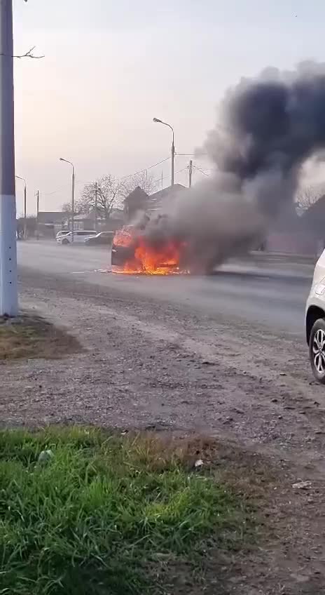 Автомобиль сгорел на трассе в Усть-Лабинском районе, пострадавших нет