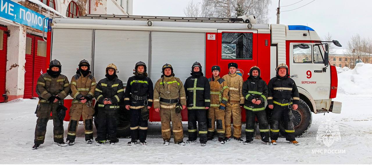 Огнеборцы МЧС России спасли 3 человек на пожаре   На улице Олега Кошевого в Березниках в квартире загорелись домашние вещи.  С помощью автолестницы пожарные спасли женщину и двоих детей с балкона 3 этажа.  Пожар ликвидировали 9 специалистов и 3 единицы  техники на площади 3 квадратных метра.  Пострадавших нет.    Дознаватель МЧС России устанавливает причину пожара.