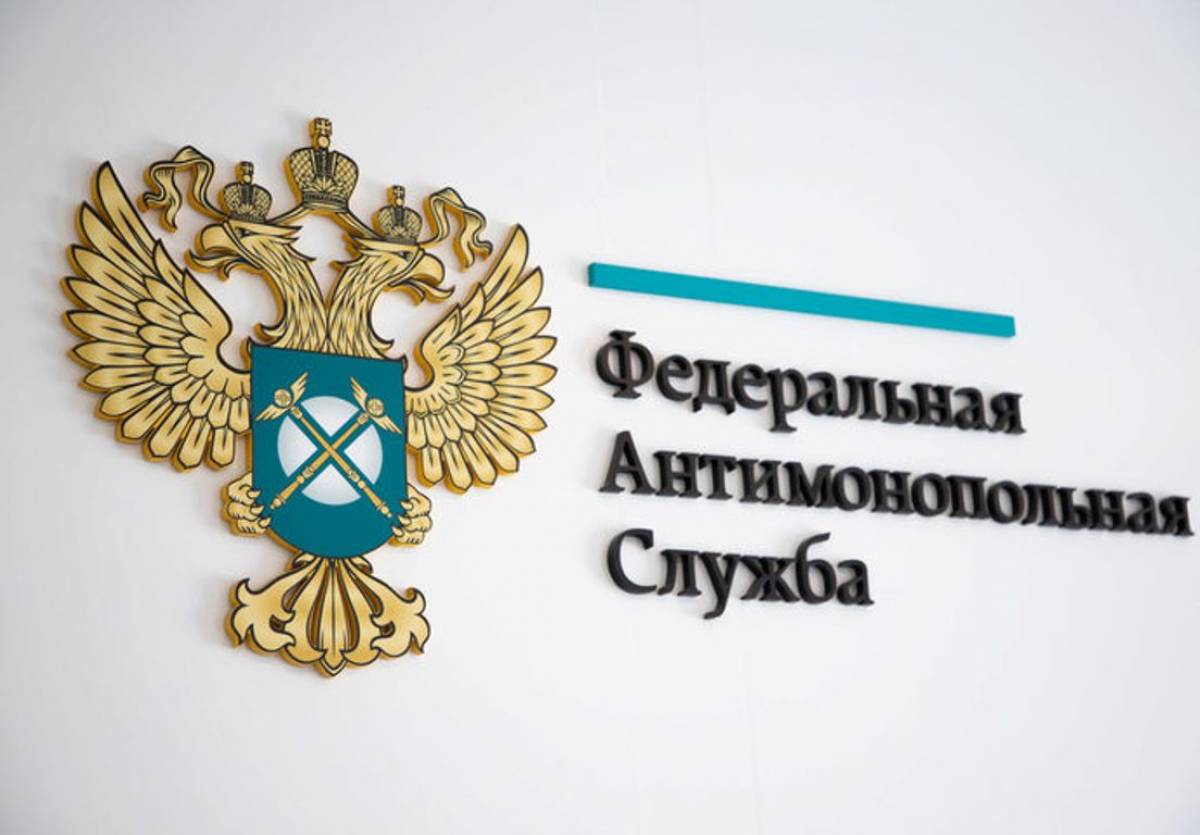 УФАС Прибайкалья внесло новые компании в реестр недобросовестных поставщиков  Фирмы не исполняют госконтракты, что влечет за собой нецелевое расходование средств из бюджета. В перечень попали поставщики из Москвы и Екатеринбурга.  В списке оказалось ООО «Мастер-Фарм» из столицы России.  Компания не исполнила обязательства по поставке лекарств для минздрава региона более чем на 17 миллионов рублей. Речь о препарате Ивакафтор+тезакафтор+элексакафтор, он используется для лечения муковисцидоза. Так же «Мастер-Фарм» поступила и в случае с контрактом на поставку лекарства для лечения камней в почках.  Еще одним недобросовестным поставщиком назвали ООО «Франшиза» из Екатеринбурга, которое не поставило для Иркутской государственной областной детской клинической больницы емкости для дренажа с крышками на сумму более 800 тысяч рублей. Отсутствие товара «парализует» работу медучреждения.   Кроме того, от участия в закупках была отстранена иркутская компания ООО «Стройинвест». Общество не выполнило в полном объеме ремонт административного здания на Горького в рамках контракта, сумма которого составила более 16 миллионов рублей.