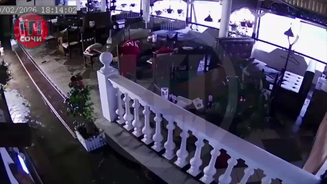 Шторм в Сочи: волна выбила окна ресторана и смыла посетителей