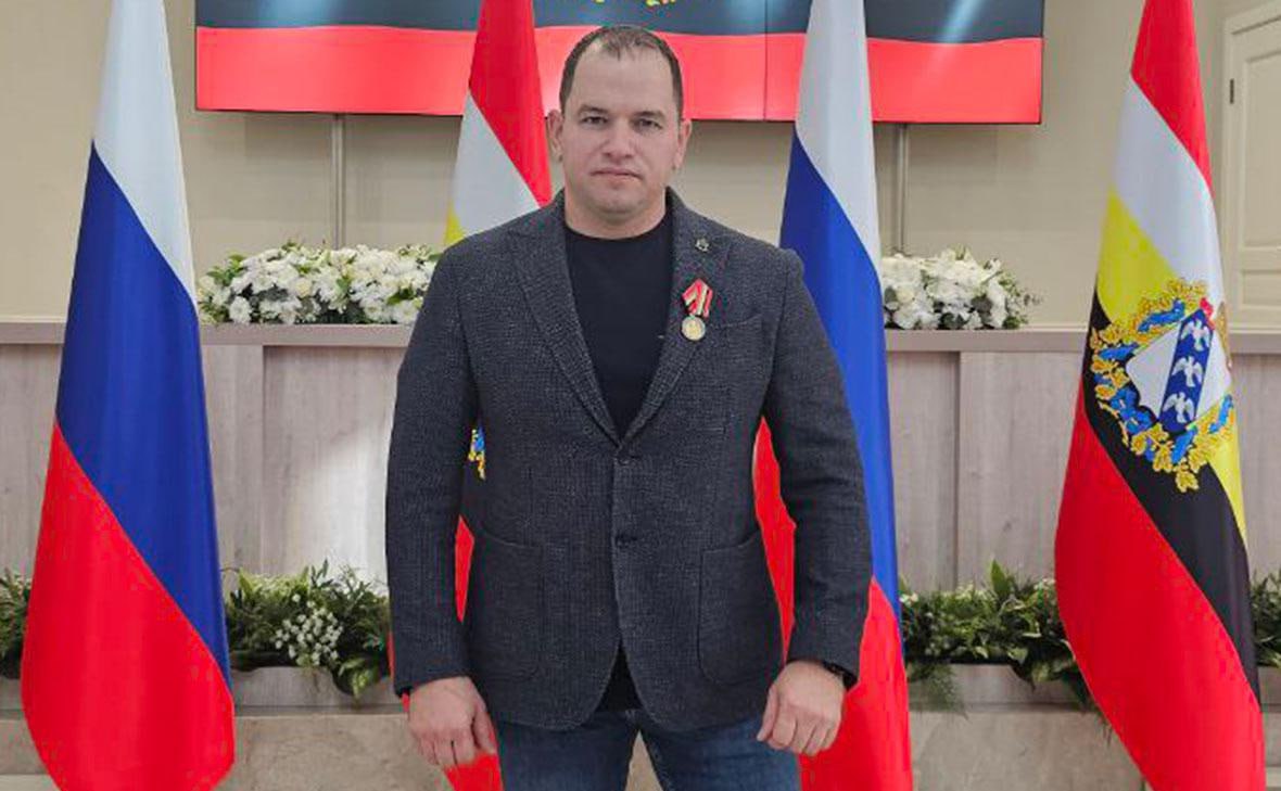 Z блогер Роман Алехин прекратил вести соцсети из за признания иноагентом Об этом он сообщил в своем телеграм канале Блогер и волонтер посетовал что ему психологически сложно ставить плашку предателя Кроме того он признает что не понимает как не нарушить закон в своих публикациях У меня юробразование но я не смог понять очень многое в нем нет понятных границ Так что лучше не буду ничего делать пишет он Ваш покорный слуга не может не напомнить что сторонник войны Алехин ранее всячески поддерживал закручивание гаек иноагентам Лучше бы он не забывал что маховик гражданской казни может работать во все стороны И в отличие от условных демократов или как он считает предателей ему то точно никак не уехать за рубеж