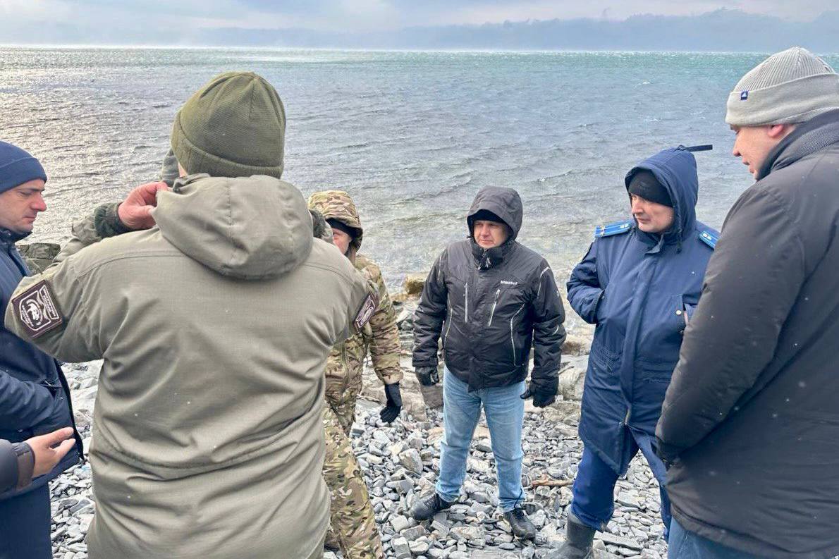 В «Утрише» мазута нет, чисто  Волонтеры беспокоились, что заповедник загрязнен мазутом. Птицы погибают без помощи. Однако директор заповедника, Ольга Шваб, заверила, что ситуация под контролем. Чтобы в этом убедиться, оперативно обратились в Минприроды    При поддержке министра природных ресурсов и экологии Александра Козлова организовали многопрофильную проверку. Привлекли природоохранную прокуратуру и экологов. Прокурор Владимир Колесников, замдиректора департамента окружающей среды Минприроды РФ Илья Кузнецов, депутаты Заксобрания Кубани Денис Хмелевской и Андрей Булдин, а также анапский депутат Игнатий Рябченко осмотрели заповедник. Сотрудники парка рассказали про каждый уголок.   Результат проверки: загрязнений не обнаружено. Все чисто     Прошли вдоль берега несколько километров. Могу сказать с уверенностью, что переживать нет причин. Сотрудники заповедника подчеркнули, что во время крушения танкеров нефтепродукты унесло течением в другую сторону. Так что наш «Утриш» от мазута не пострадал.   Спасибо всем, кто переживал