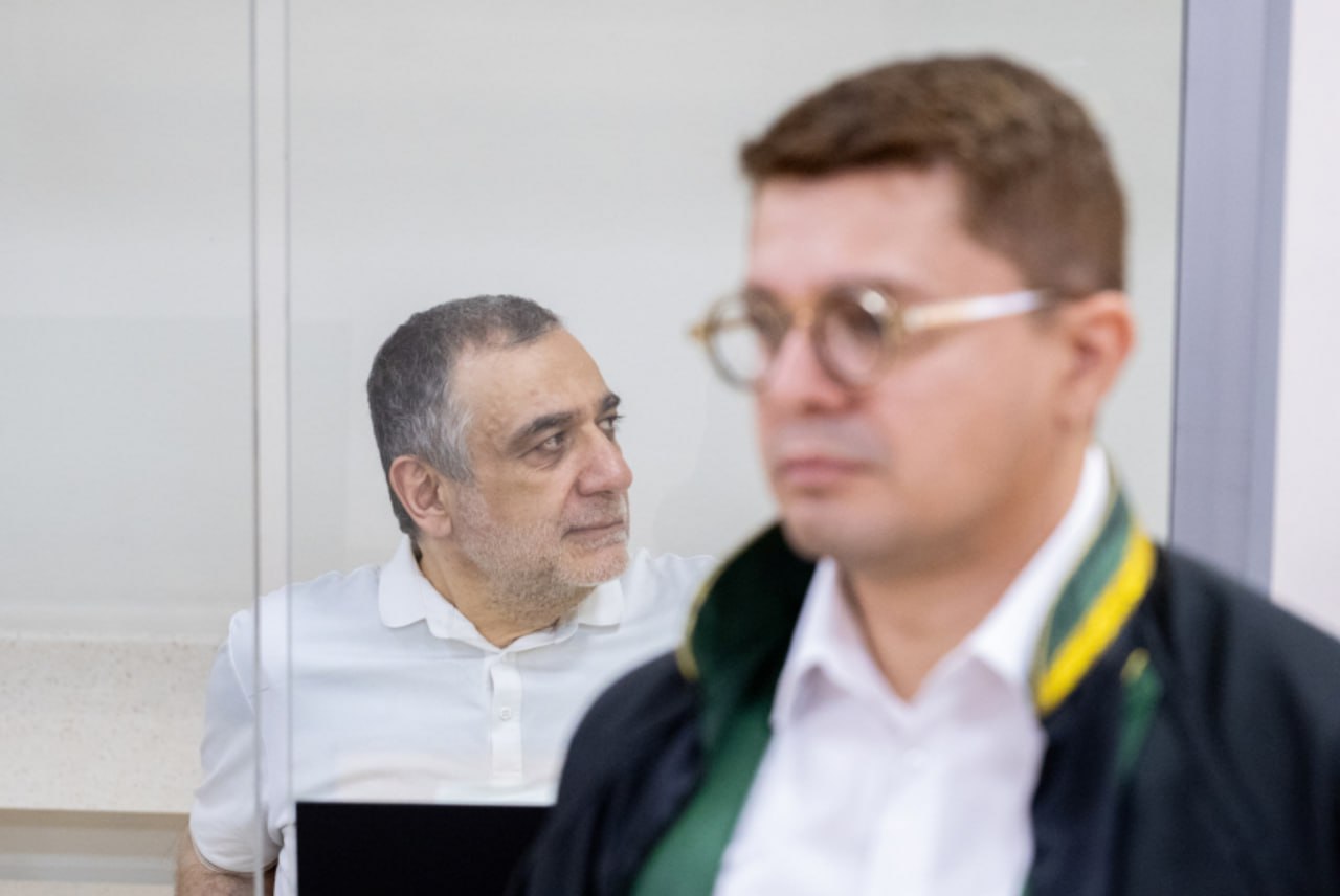 На очередном "суде" в Баку против Рубена Варданяна адвокат экс-госминистра Арцаха подал ходатайство о проведении судебно-лингвистической экспертизы  Как пишут азербайджанские СМИ, Авраам Берман заявил, что в русском переводе "обвинительного заключения" есть ряд противоречивых моментов. Судья, однако отклонил ходатайство. Затем выслушали "потерпевших".  Следующее заседание пройдет 19 августа.