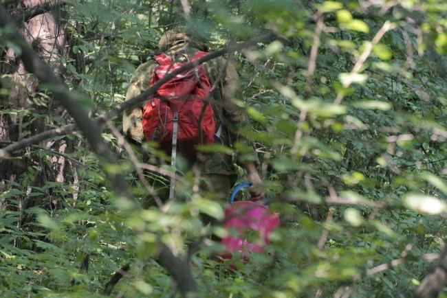 Сошел с дороги и заблудился в лесу 28-летний мужчина заблудился в окрестностях Якутска. Сигнал о том, что ему нужна помощь, поступил в 05:20 часов. Сообщалось, что якутянин сошел с дороги в лес и не смог найти дорогу обратно. «В 05:23 часа на поиски выехали пятеро спасателей. В 06:30 часов мужчину обнаружили на Намцырском тракте недалеко от линии ЛЭП. Состояние удовлетворительное, в медицинской помощи не нуждается», - сообщили в Службе спасения РС Я . Фото: Алексей Булатов