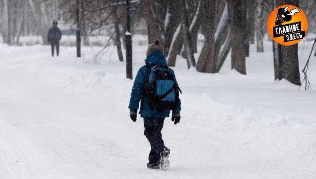Из России в Таджикистан вернулись около 9 тысяч школьников По сообщению министра образования Таджикистана возвращение такого числа таджикских учеников в прошлом году из России произошло на фоне принятия закона о проверке уровня владения языком детей мигрантов перед поступлением в школы страны Он отметил что у некоторых детей возникли проблемы так как они совсем не учились в российских школах Главное здесь Подписывайтесь