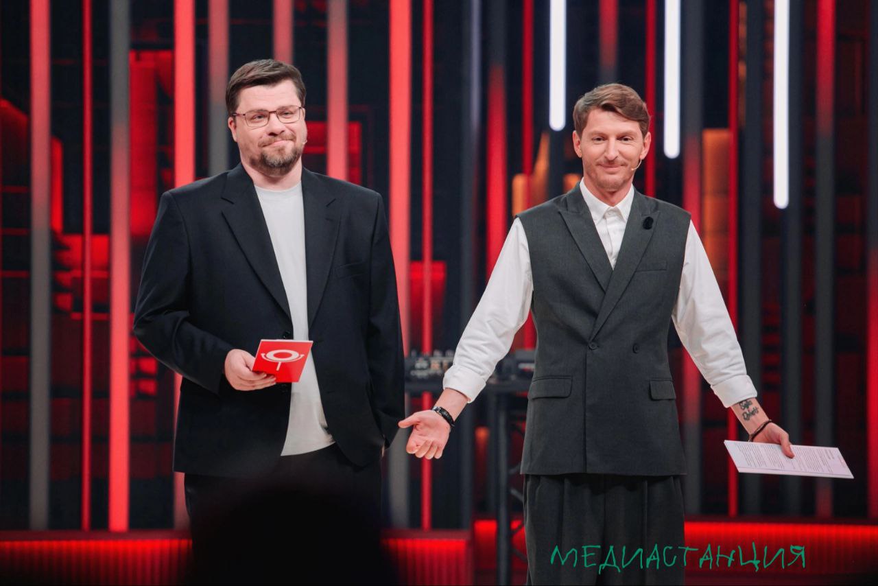 Минкультуры Узбекистана отменило Comedy Club после того, как шоу не прошло проверку на «соответствие нормам этикета». Это не первый случай, когда развлекательно-юмористические программы подвергаются ограничениям со стороны властей республики. Начиная с 2023-го Comedy Club не смогло запустить своё музыкальное шоу, так как его содержание обрисовали в Минкультуры как «нарушающее принципы национальной духовности в сфере семейных, супружеских, мужских и женских отношений». Тогда шоу официально перенесли на другую дату, но на какую — до сих пор неизвестно. Наряду с этим из гастролей в республике были отменены Григорий Лепс, Земфира, Диана Арбенина и др. Организаторы сообщают, что правительство регулярно направляет рекомендации и жёсткие ограничения по артистам, которые могут выступать в стране. Так из выступления Алексея Щербакова попросили вырезать некоторые шутки, а концерты некоторых певцов вообще были отменены. Вообще понять Узбекистан можно. Одно дело — качественный развлекательный контент без грубости, другое — пошлые реприманды на известные темы. Надеемся, что республика подберёт для себя наилучшего живого артиста, так как остальное желающие всегда могут в интернете посмотреть.