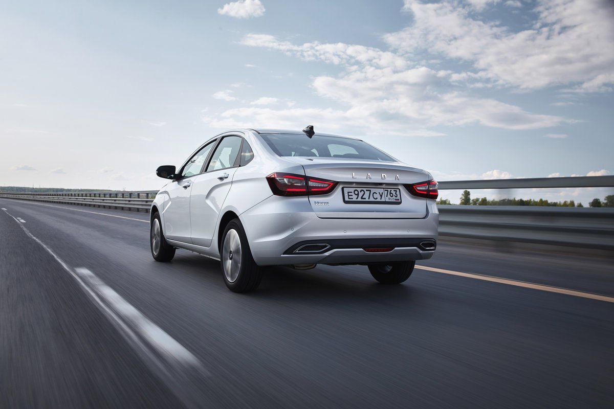 Осенью у Lada Vesta появятся три новые версии Об этом пишет RCI News Уже в сентябре октябре ожидается запуск Vesta CNG на метане у неё будет 1 6 литровый мотор и механическая коробка передач Следом должна появиться Vesta ПФА Такое обозначение получил автомобиль с расширенным списком оснащения в который войдут климат контроль и бесключевой доступ На конец осени если верить инсайдерам запланировано появление Vesta Sport с мотором 1 8 Evo и шестиступенчатой механикой Стоить эта версия будет по предварительным оценкам 2 7 миллиона рублей В разговоре с Журналом Авто ру представитель АвтоВАЗа отметил что компания не комментирует продуктовые планы и попросил дождаться официальных новостей autoruonline