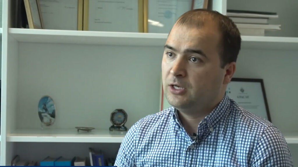 Казахстанцам дадут хорошо заработать на депозитах но только до начала лета главный аналитик АФК Пока рано готовиться к снижению ставок по депозитам Как пояснил собеседник Digital Business главный аналитик АФК Рамазан Досов ключевым сдерживающим фактором остается высокая базовая ставка Национального банка и сохраняющееся инфляционное давление в экономике По его словам в ближайшие месяцы условия для смягчения денежно кредитной политики будут крайне ограниченными В первом полугодии базовая ставка с высокой вероятностью сохранится на отметке 18 поскольку инфляционные риски остаются повышенными а фактическая инфляция 12 3 и инфляционные ожидания 13 6 по прежнему существенно превышают целевой ориентир Нацбанка в 5 Отмечу что в начале года дополнительное давление на ИПЦ будет оказывать эффект повышения НДС а во втором квартале т г ожидается возобновление роста цен на ЖКУ и ГСМ Соответственно пространство для смягчения денежно кредитной политики возможно появится лишь во второй половине года при условии устойчивого замедления инфляции и ослабления проинфляционных факторов рассказал Рамазан Досов