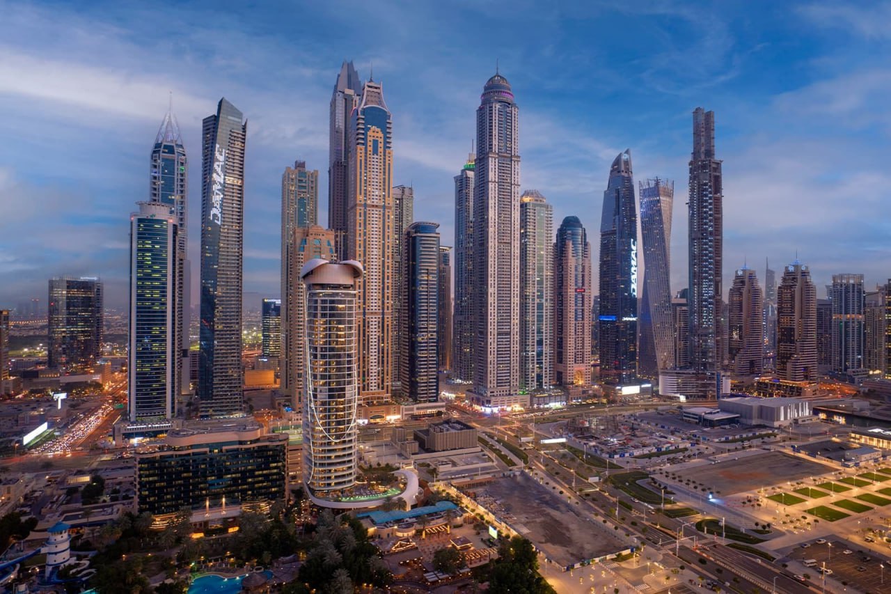 В Петербурге задержали мужчину который отправился в ОАЭ за своей возлюбленной и там убил ее 41 летний россиянин жестоко расправился с 25 летней девушкой с которой он ранее встречался По данным СМИ она работала стюардессой Бывший выследил её и напал в номере дубайского отеля нанёс около 15 ударов и пустился в бега Тело жертвы нашли в номере сотрудники отеля Россиянин же вернулся в родной Петербург где и был задержан Подписаться на truekpru Читать нас в MAX