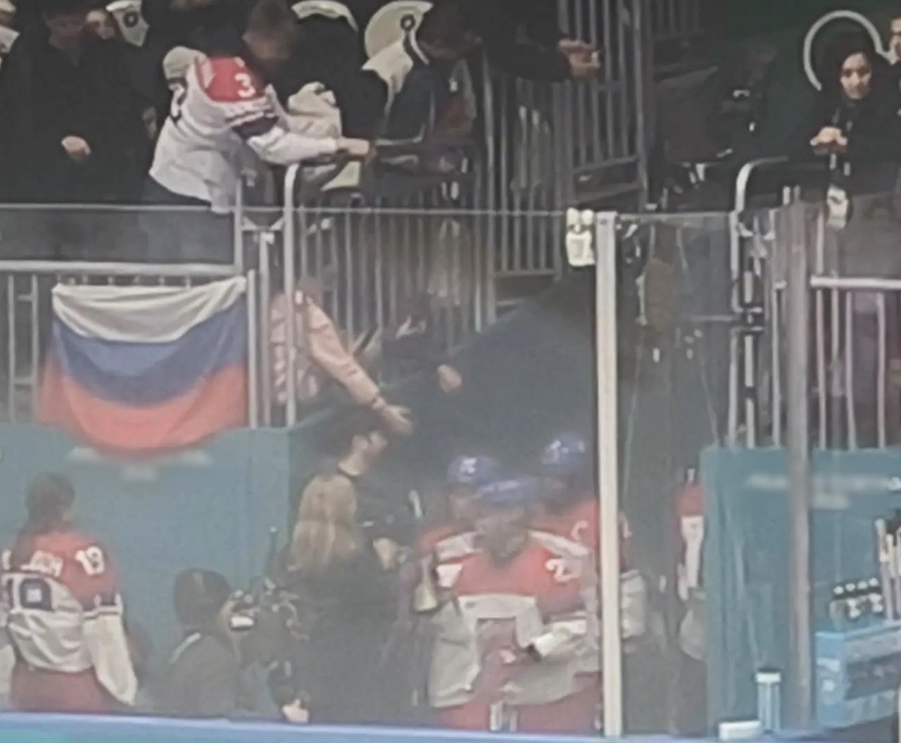 Российский флаг вывесили болельщики у скамейки чешских спортсменов на Олимпиаде в Милане Об этом пишет Sport cz На арене в Милане во время матча женских сборных Чехии и США по хоккею болельщик вывесил российский триколор на ограждении прямо над скамейкой запасных чешской команды Флаг заметила вратарь чехов Юлия Пейшова и сообщила генменеджеру Та связалась с Международной федерацией хоккея на льду в третьем периоде менеджер турнира сняла флаг В это время к ней подбежал мужчина в чёрной куртке забрал триколор и спрятал в карман после чего вернулся на трибуну РЕН ТВ в Telegram в MAX